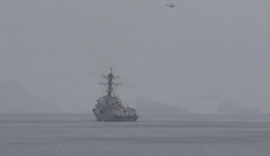 USA Keskväejuhatuse (CENTCOM) väed alustasid 11. aprillil ettevalmistusi Hormuzi väina meremiinidest puhastamiseks. Samal ajal viisid kaks USA mereväe juhitavate rakettidega relvastatud hävitajat piirkonnas läbi operatsioone. Foto: USA Keskväejuhatus