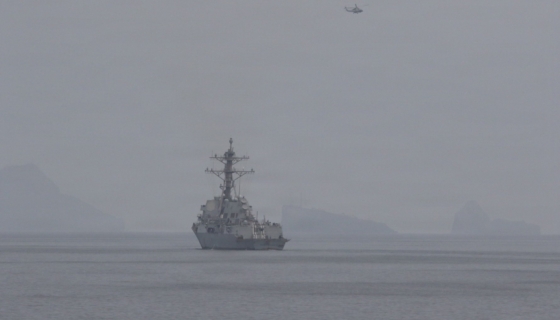USA Keskväejuhatuse (CENTCOM) väed alustasid 11. aprillil ettevalmistusi Hormuzi väina meremiinidest puhastamiseks. Samal ajal viisid kaks USA mereväe juhitavate rakettidega relvastatud hävitajat piirkonnas läbi operatsioone. Foto: USA Keskväejuhatus