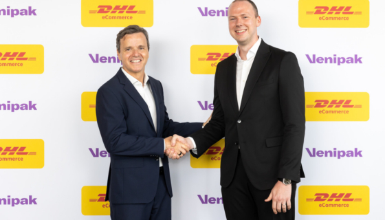 DHL eCommerce’i tegevjuht Pablo Ciano ning Venipaki tegevjuht Andrius Ladauskas. Foto: Šviesiau Tamsiau