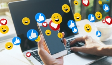 Sülearvuti, nutitelefon ja sotsiaalmeedia. Foto: Envato