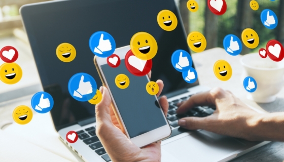 Sülearvuti, nutitelefon ja sotsiaalmeedia. Foto: Envato