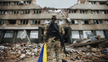 Ukraina sõdur purustatud hoone ees. Foto: Envato