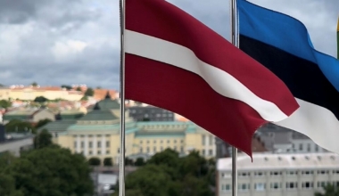 Eesti ja Läti lipud. Foto: Eesti Välisministeerium/Wikimedia
