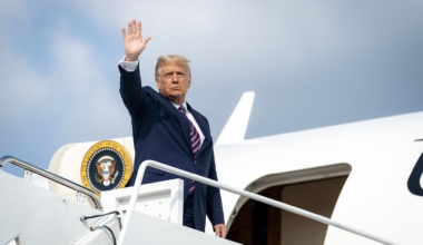 USA president Donald Trump Air Force One lennuki uksel. Foto: Valge Maja / Wikimedia