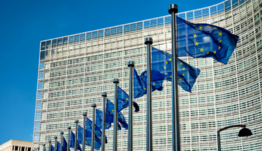 Euroopa Komisjoni hoone Berlaymont Brüsselis ja Euroopa Liidu lipud. Foto: Envato