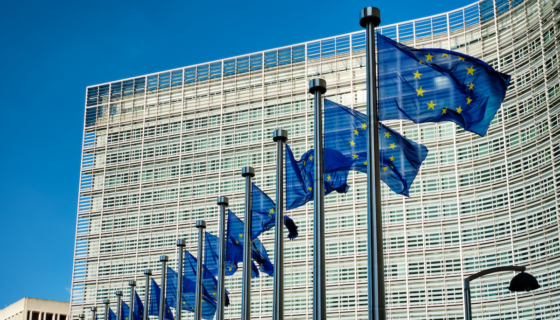 Euroopa Komisjoni hoone Berlaymont Brüsselis ja Euroopa Liidu lipud. Foto: Envato