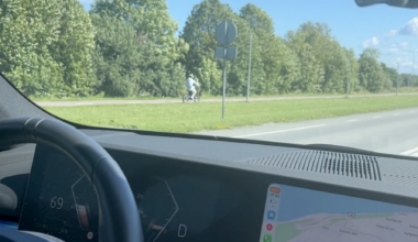 Elektriline maastikumootorratas kihutab pea sama kiiresti kui auto. Foto: Kuvatõmmis