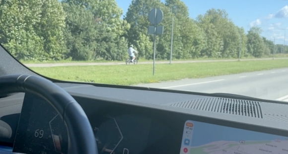 Elektriline maastikumootorratas kihutab pea sama kiiresti kui auto. Foto: Kuvatõmmis