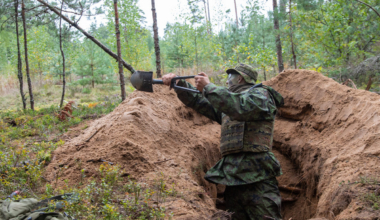 Kaevikute kaevamine ajateenistuses. Foto: Eesti Kaitsevägi