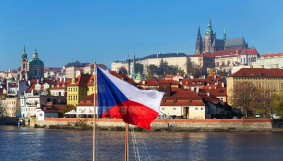 Tšehhi lipp Prahas Vltava jõe ääres. Foto: Envato