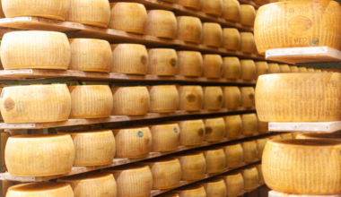 Parmigiano Reggiano juusturattad laos. Foto: Envato
