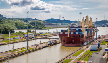 Laev Panama kanalit läbimas. Foto: Envato