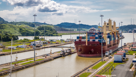 Laev Panama kanalit läbimas. Foto: Envato