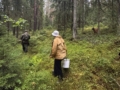 Eksinud naine, keda juhatatakse metsast välja. Foto: PPA