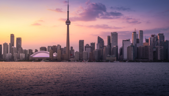Toronto siluett Ontario järve ääres Kanadas. Foto: Envato