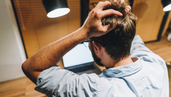 Stressis mees hoiab peast kinni. Foto: Envato