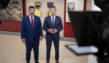 Pentagoni pressiesindaja Sean Parnell ja USA kaitseminister Pete Hegseth. Foto: USA kaitseministeerium