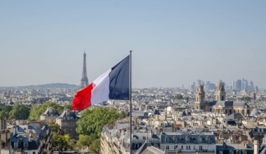 Prantsusmaa lipp Pariisi taustal. Foto: Envato