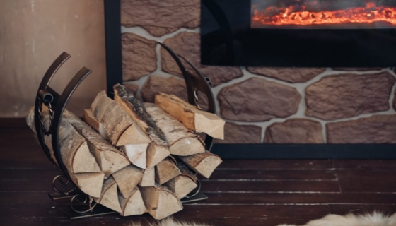 Kamin ja küttepuud. Foto: Envato